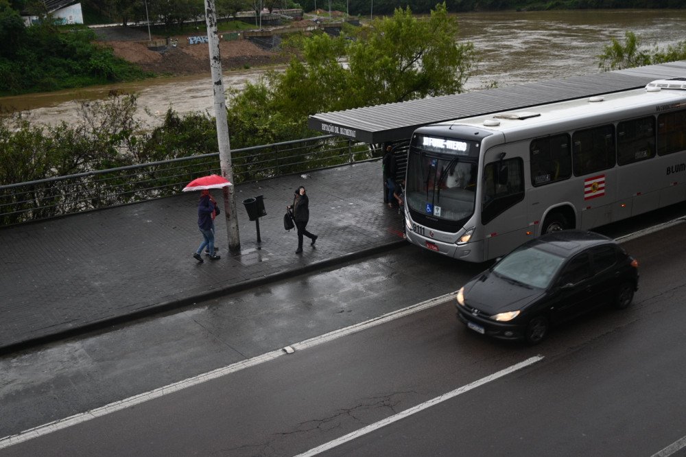 Linhas do transporte coletivo de Blumenau são suspensas e alteradas por conta das chuvas; confira