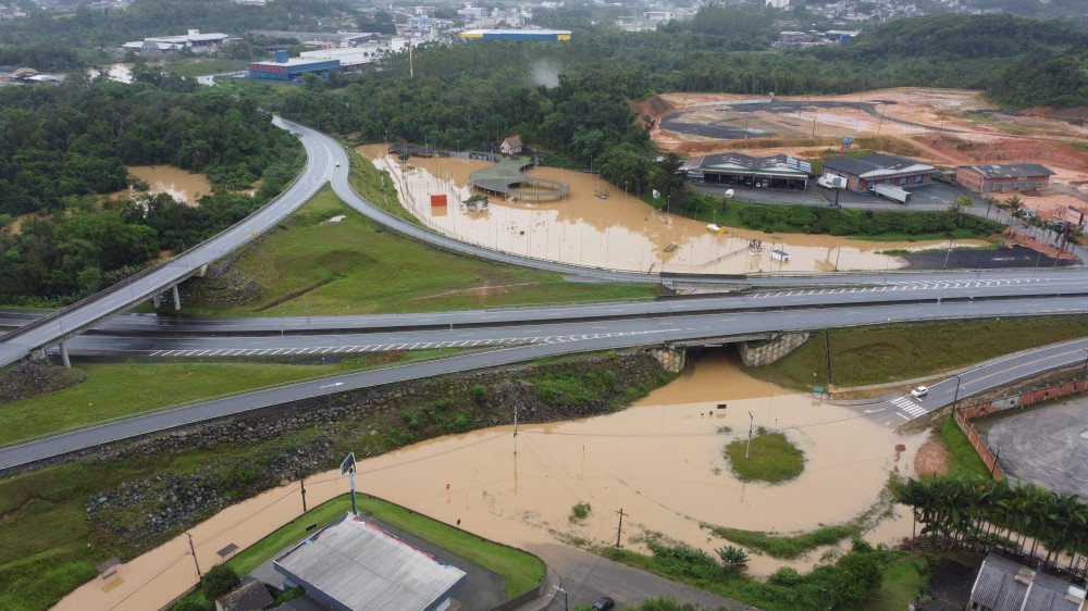Ruas de Blumenau começam a ser interditadas por conta das chuvas; confira os bairros mais atingidos