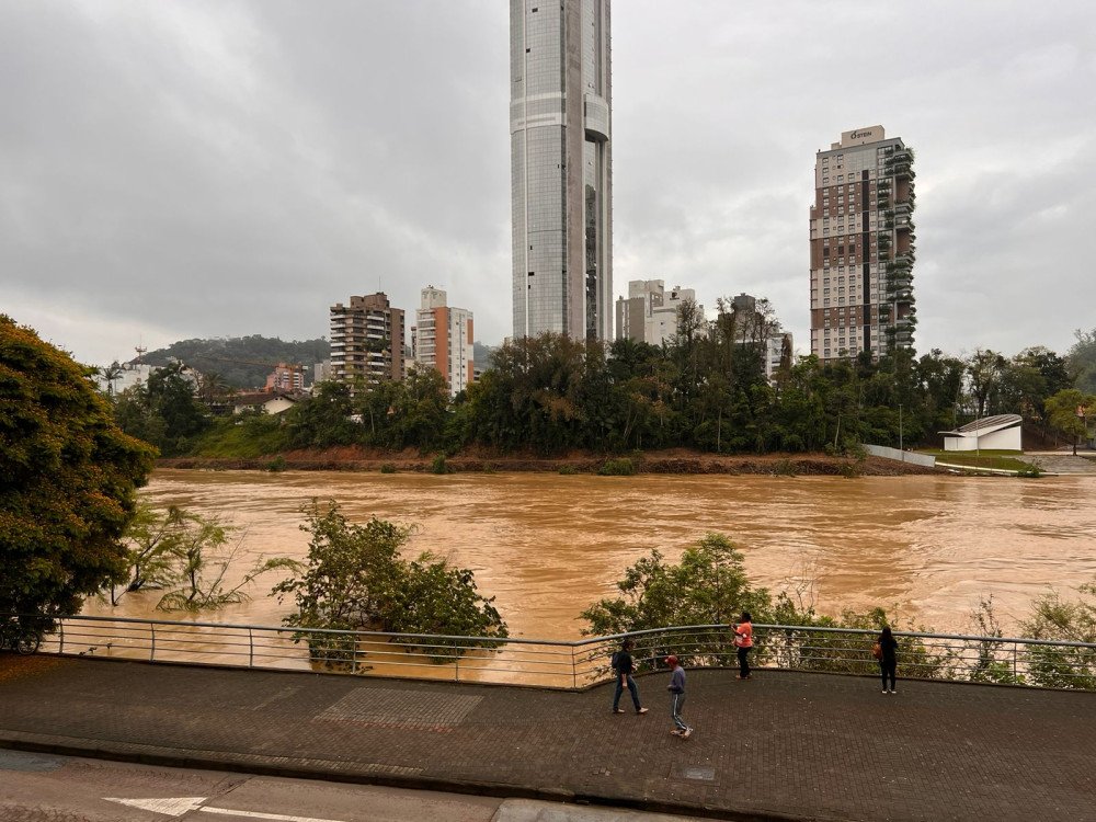 Shoppings de Blumenau mudam horário de atendimento por causa da chuva