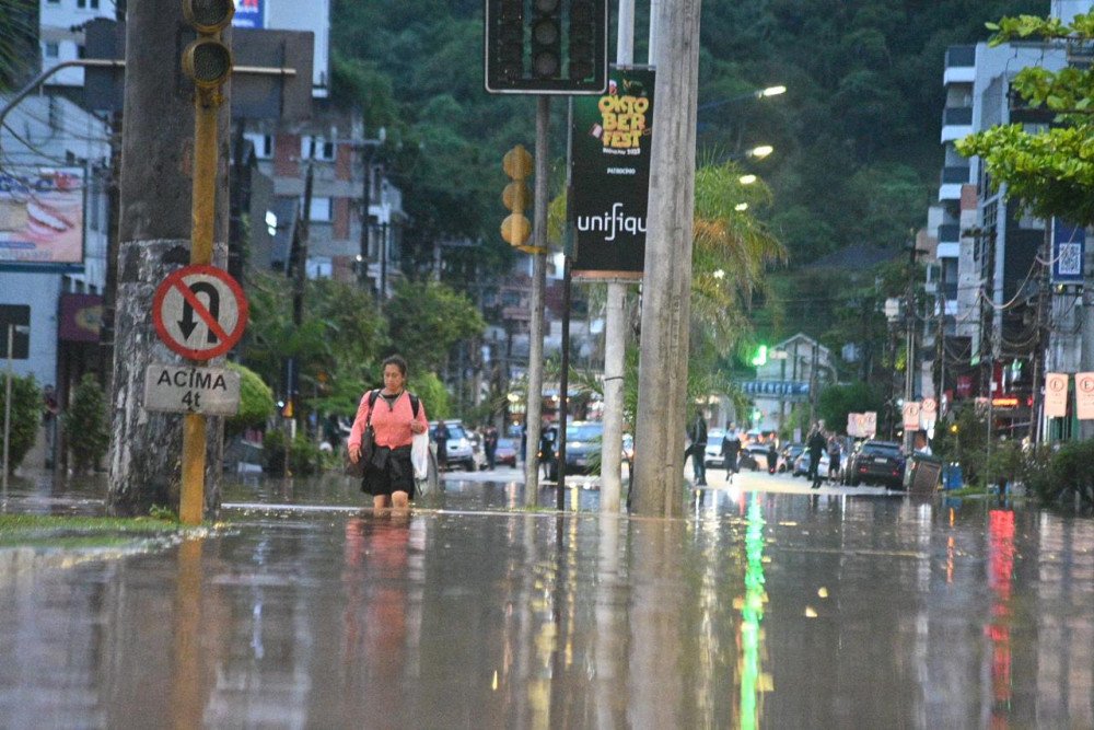 Ao Vivo: Prefeitura de Blumenau atualiza situação da chuva na cidade