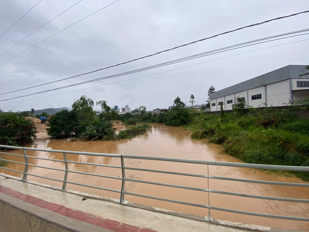 Nível do Rio Itajaí-Mirim pode atingir 7,50 metros em Brusque, diz Defesa Civil