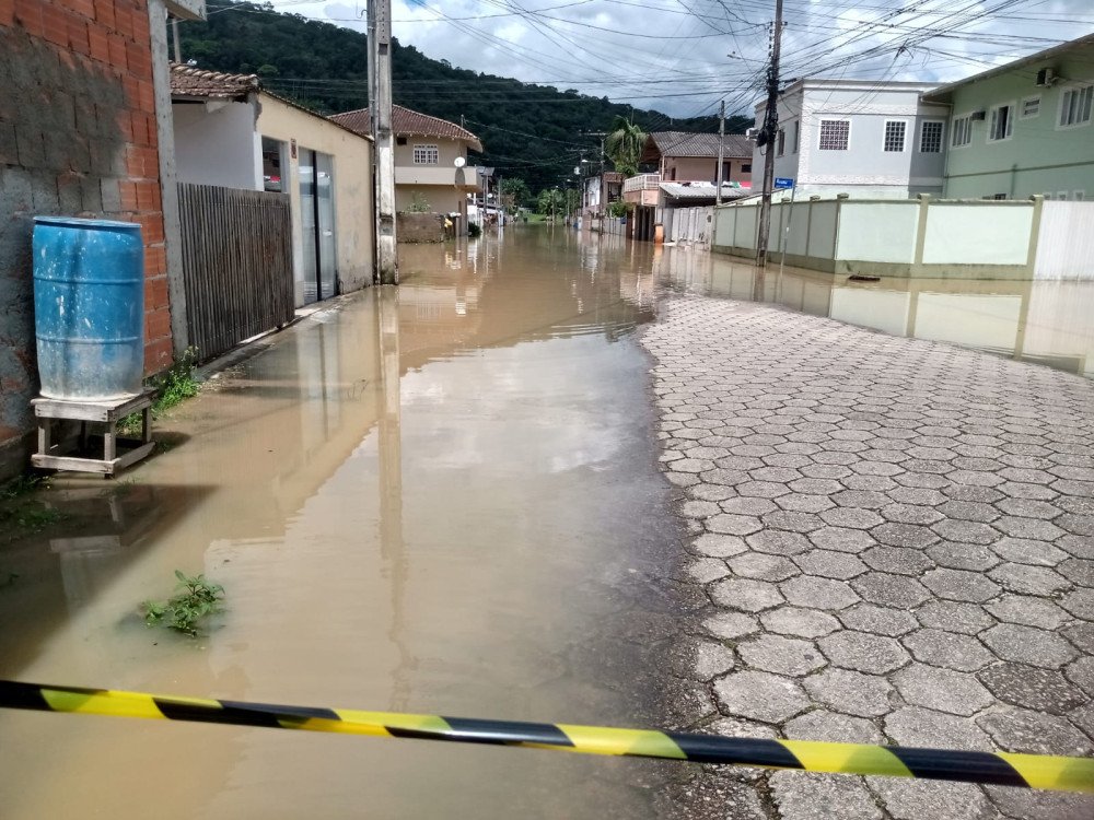 Chuva em Gaspar: nível do rio sobe 7,22 metros e Defesa Civil contabiliza 64 ocorrências