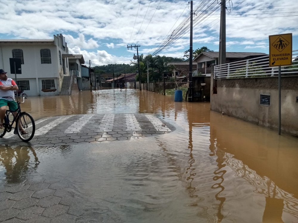 Rio Itajaí-Açu em Gaspar já desceu 45 cm desde às 4h; cidade tem 68 desabrigados