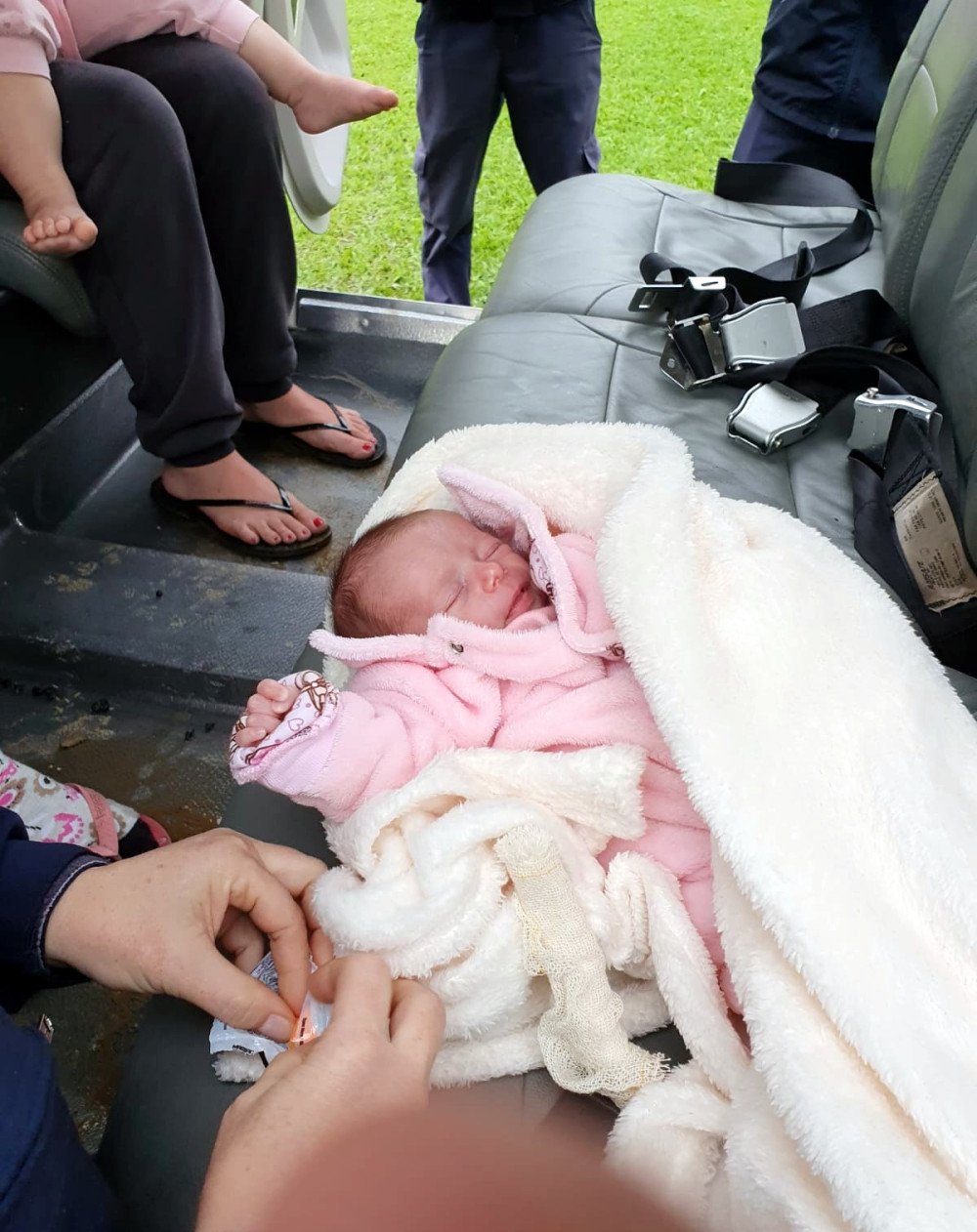 Bebê prematuro recebe alta da UTI e é levado de volta para casa no Alto Vale