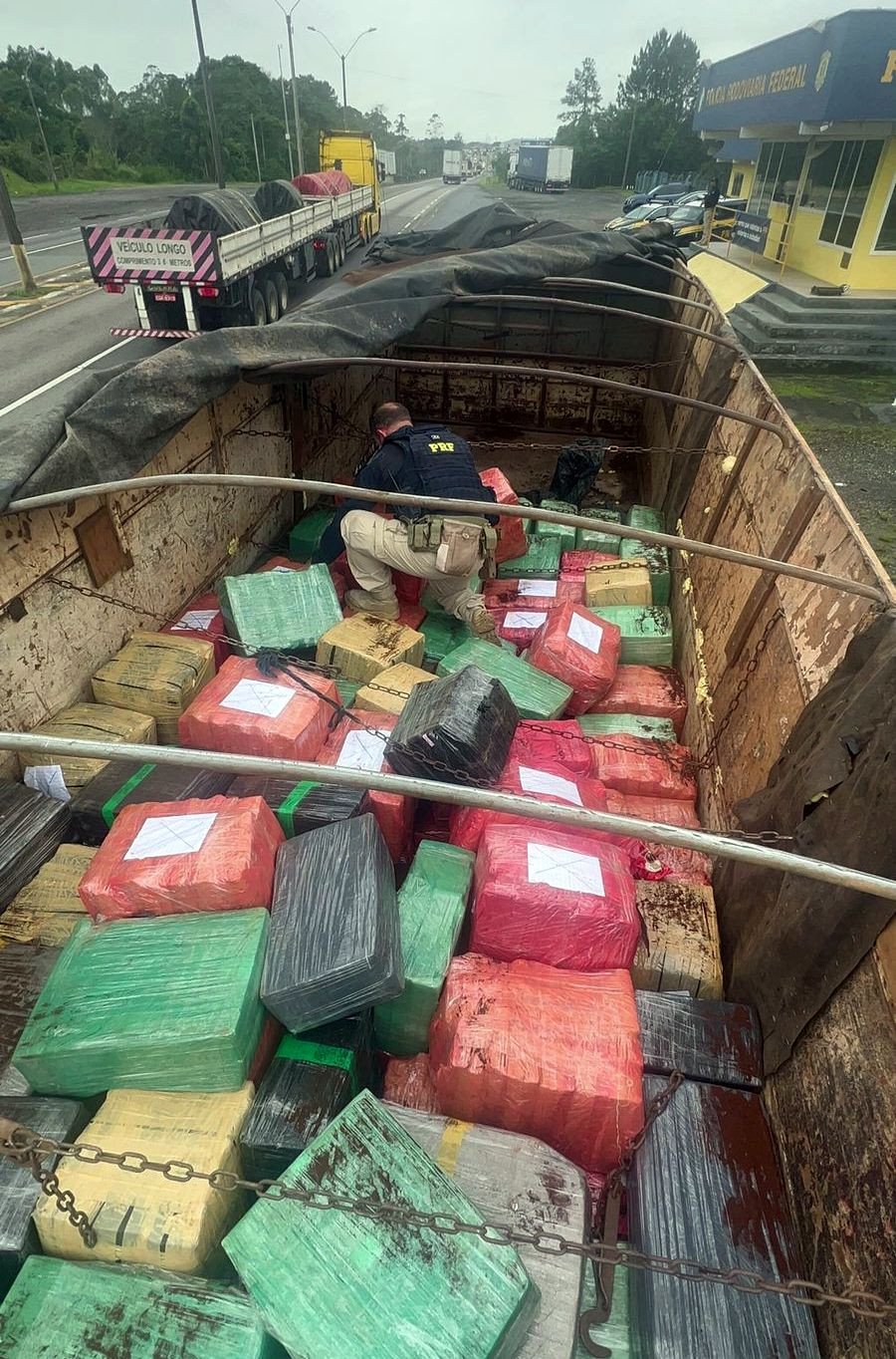 Polícia apreende cerca de sete toneladas de maconha na BR-101 em Barra Velha