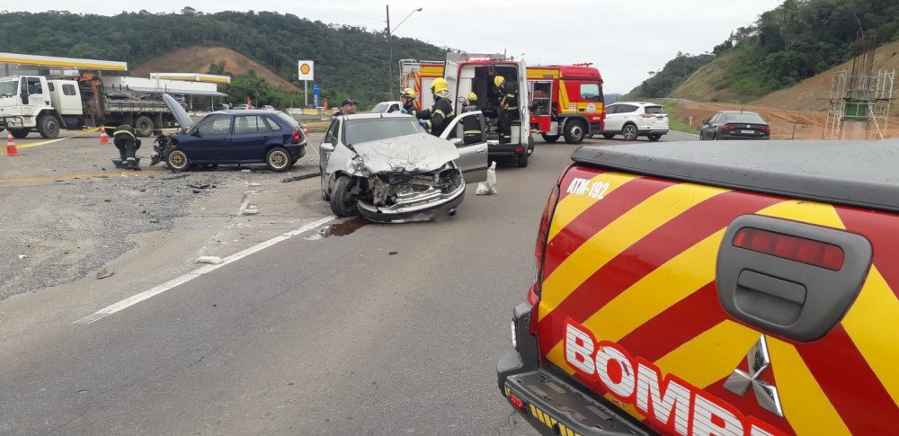 Batida entre dois carros é registrada no trevo de acesso a Gaspar, na BR-470