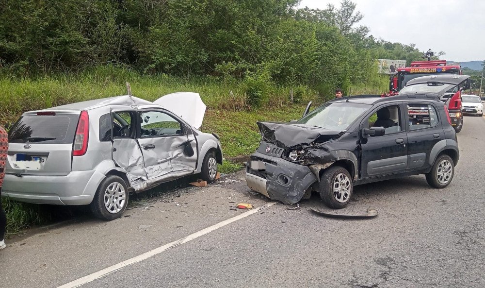 Cinco pessoas ficam feridas em acidente de trânsito em Indaial