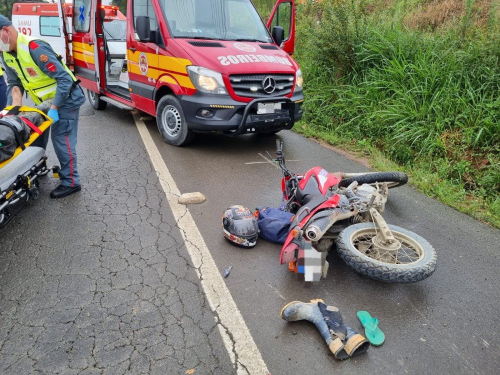 Motociclista perde o controle e cai na SC-422 em Taió após cachorro atravessar a rua