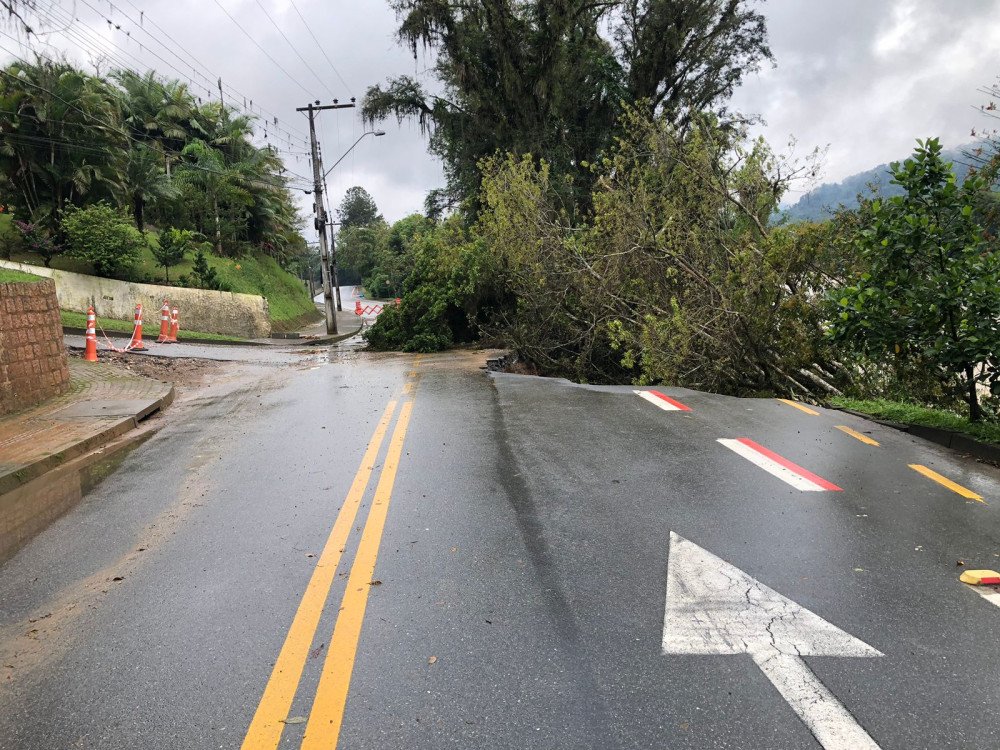 Rua Arnold Hemmer, em Blumenau, continua interditada; município aguarda recurso federal