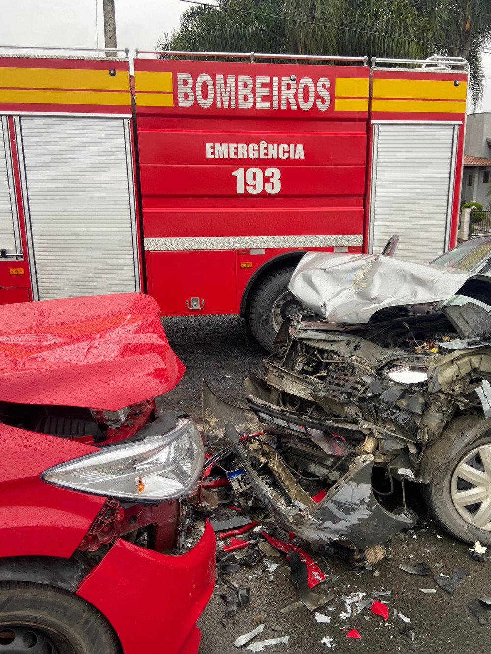 Batida frontal entre dois carros deixa motoristas feridos em Ituporanga
