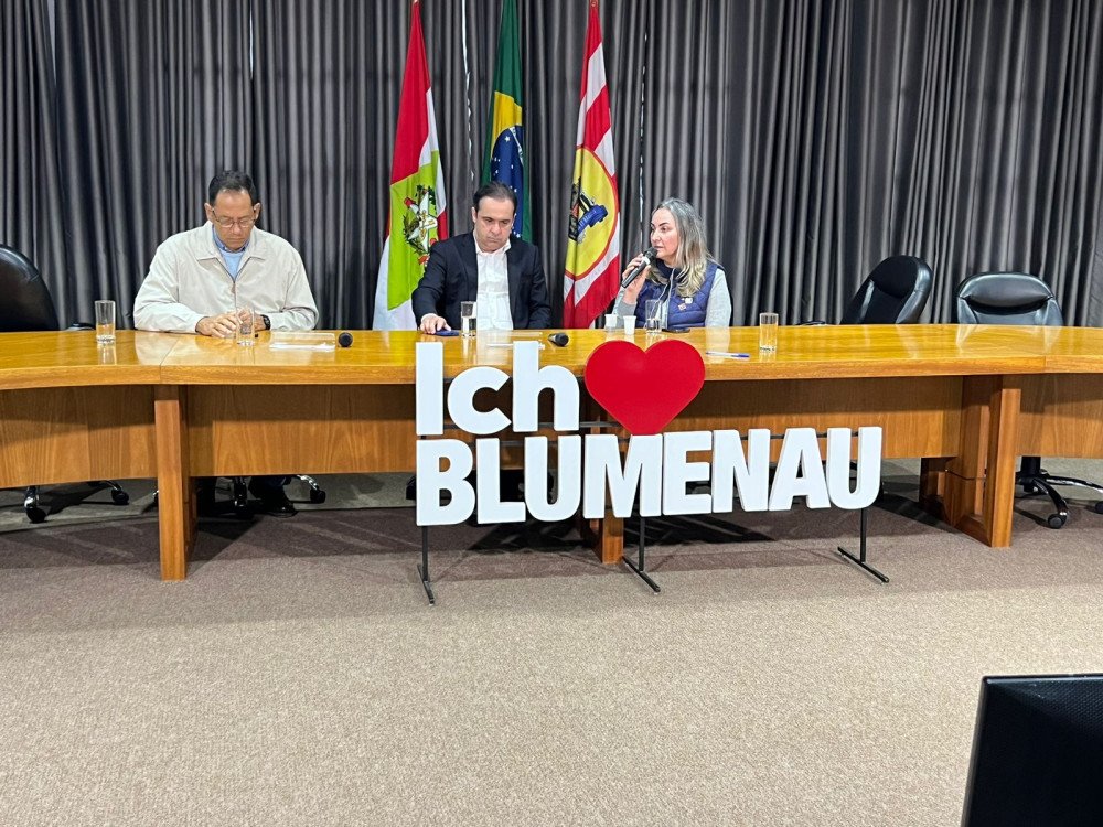 Deputados sobrevoam cidades atingidas pelas chuvas em SC; visita técnica faz parte na busca de recursos
