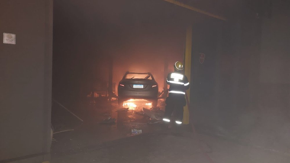 Carro pega fogo dentro de oficina em Blumenau na noite desta sexta-feira e bombeiros são chamados