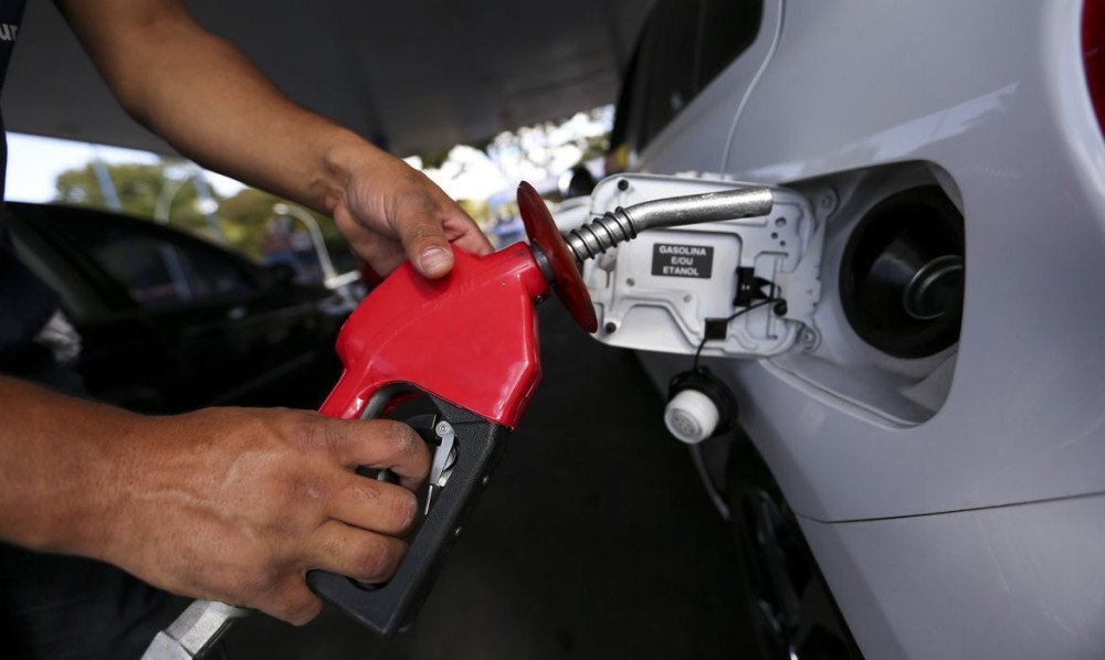 Preço da gasolina diminui e do diesel aumenta para distribuidoras