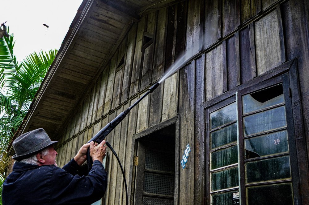 Após dias com cidades debaixo d'água, moradores do Alto Vale começam limpeza para voltarem para suas casas