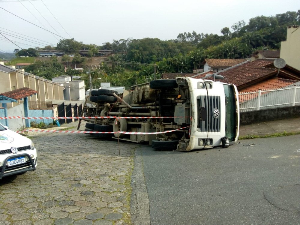 Caminhão tomba e uma pessoa fica ferida em Blumenau