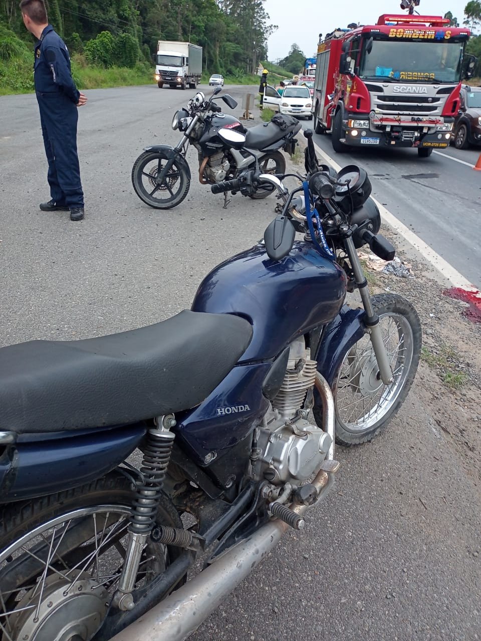 Acidente na BR-470 em Indaial envolve duas motos e um carro