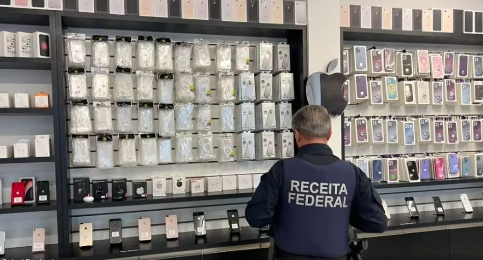 PF e Receita Federal apreendem produtos eletrônicos contrabandeados em Blumenau e Brusque