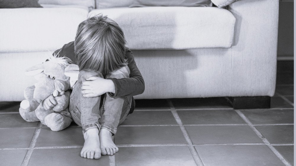 Criança de 4 anos é encontrada sozinha em casa em Brusque