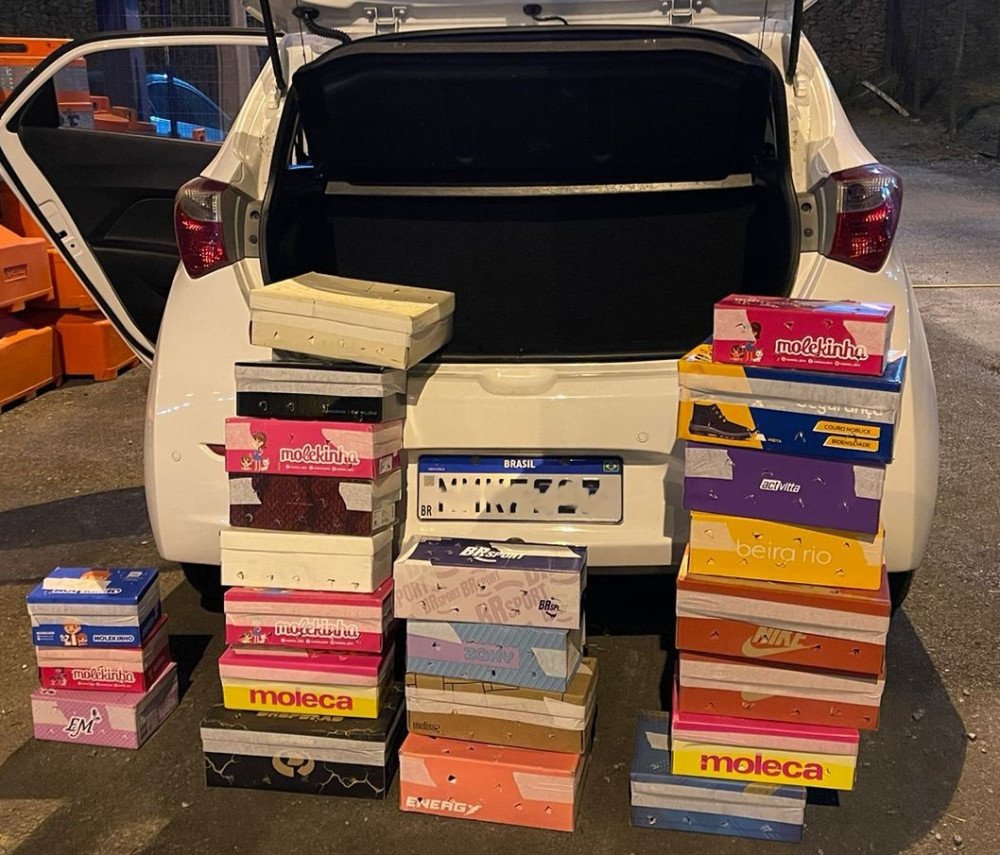 Dupla é flagrada pela 4ª vez transportando pássaros silvestres na BR-470