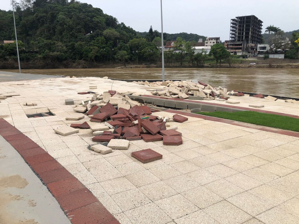 Enchente causa estragos na obra da Prainha de Blumenau; previsão de entrega é adiada