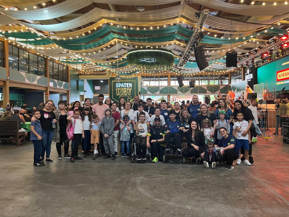 Fotos: Alunos do Paradesporto de Gaspar visitam Oktoberfest Blumenau
