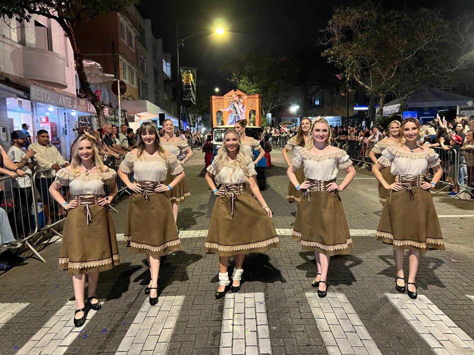 10 finalistas do concurso à realeza da Oktoberfest Blumenau desfilam na Rua XV de Novembro