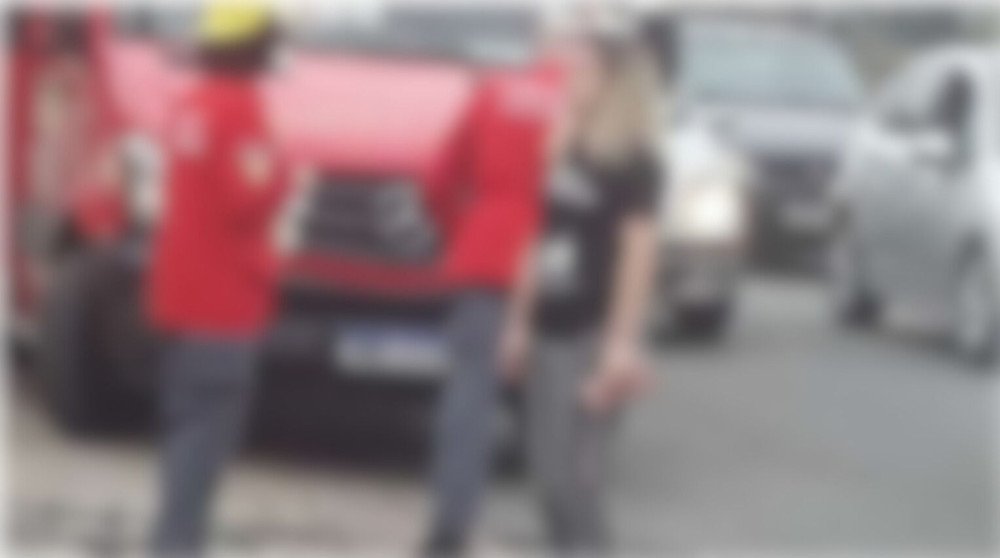 Briga entre três pessoas para o trânsito na BR-470 em Indaial