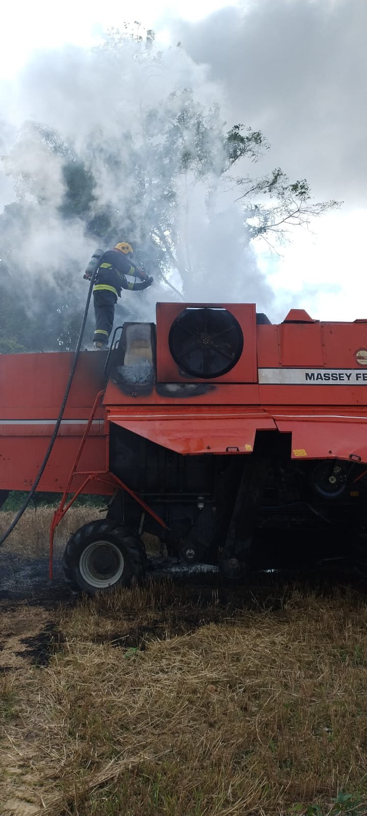 Máquina agrícola pega fogo no município de Aurora