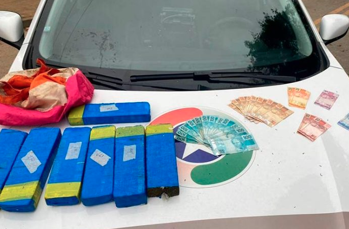 Polícia apreende drogas e dinheiro após perseguição em Blumenau