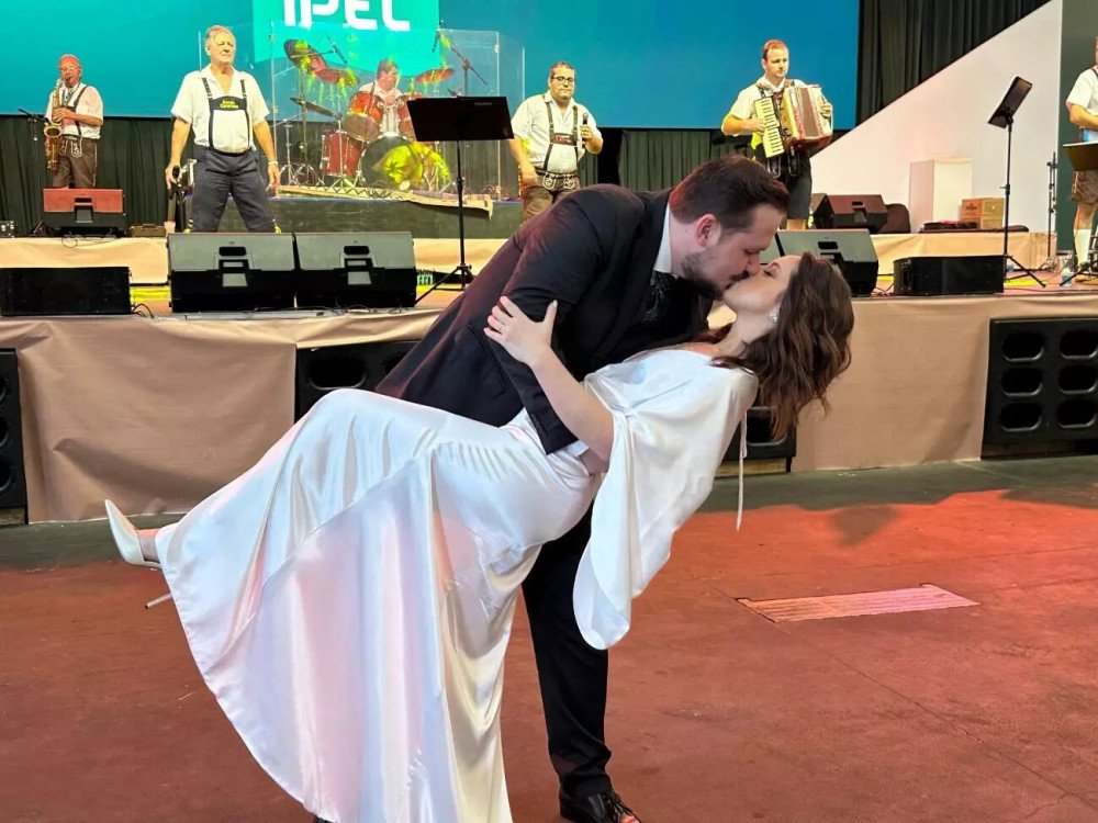 Fotos: Último sábado da 38ª Oktoberfest vira palco de casamento especial