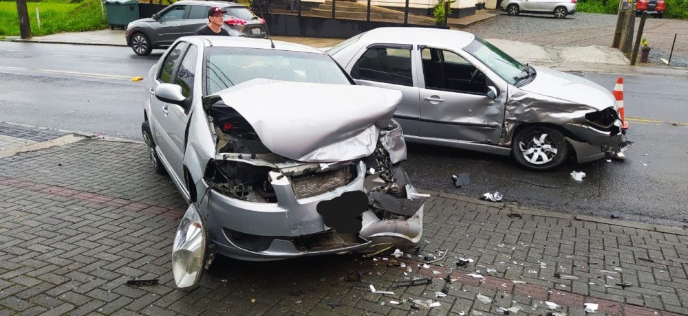 Batida entre dois carros deixa três pessoas feridas neste sábado em Blumenau
