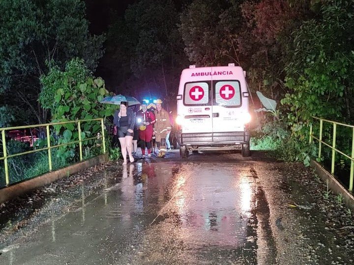 Bombeiros buscam por homem arrastado dentro de veículo em correnteza na cidade de Witmarsum