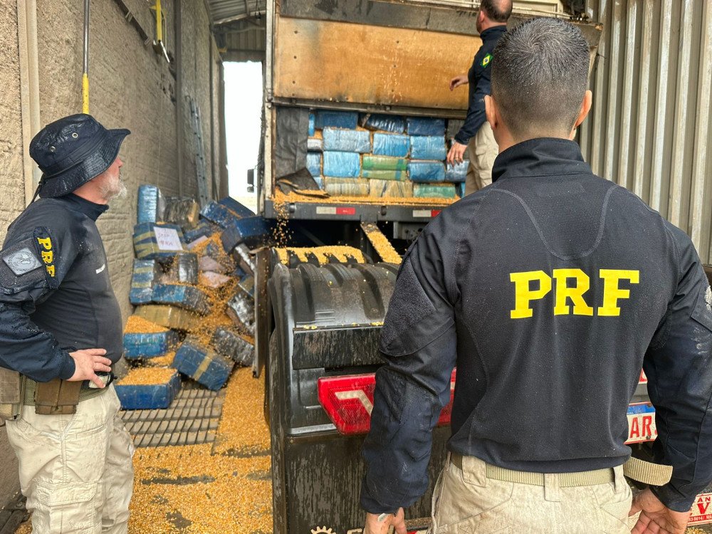 Maior apreensão da história: Polícia Rodoviária Federal encontra 25 toneladas de maconha em bitrem que carregava milho