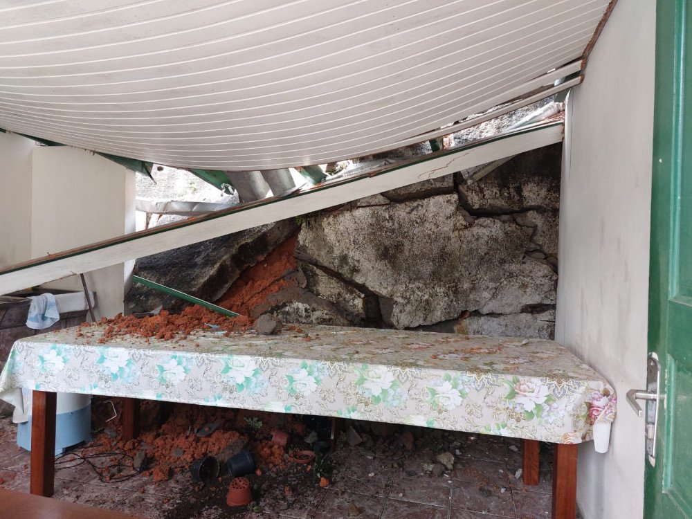 Muro desaba e atinge residência onde mora idosa no bairro Glória em Blumenau