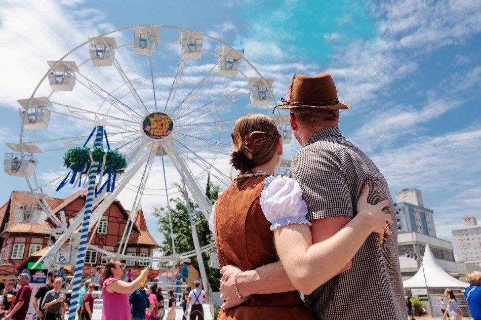Chá revelação e pedido de casamento marcam último dia da Oktoberfest Blumenau