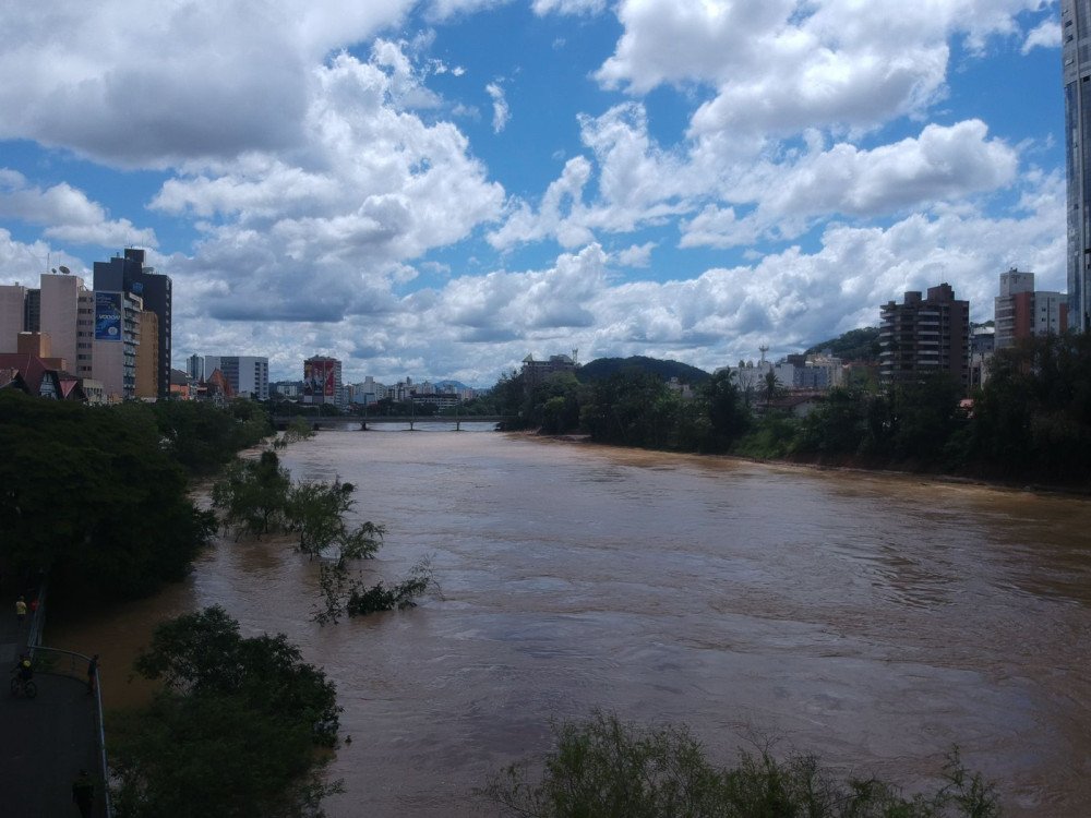 Rio Itajaí-Açu atinge pico máximo em Blumenau e começa a baixar