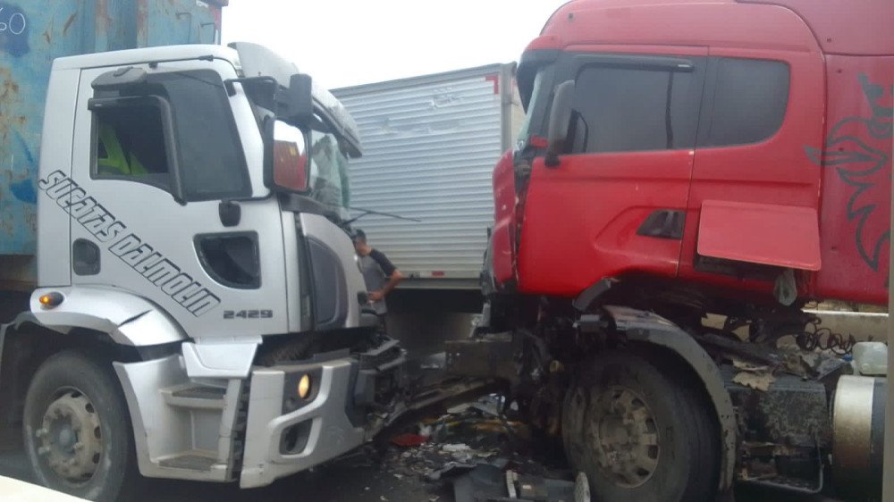 Acidente entre duas carretas e dois carros deixa trânsito lento na BR-470 em Ibirama