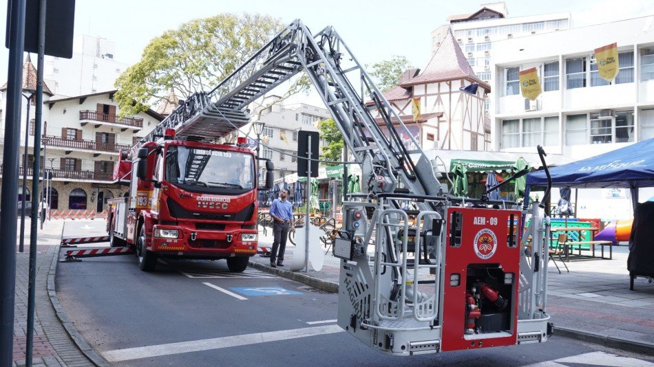 Blumenau recebe nova viatura dos Bombeiros com auto escada mecânica