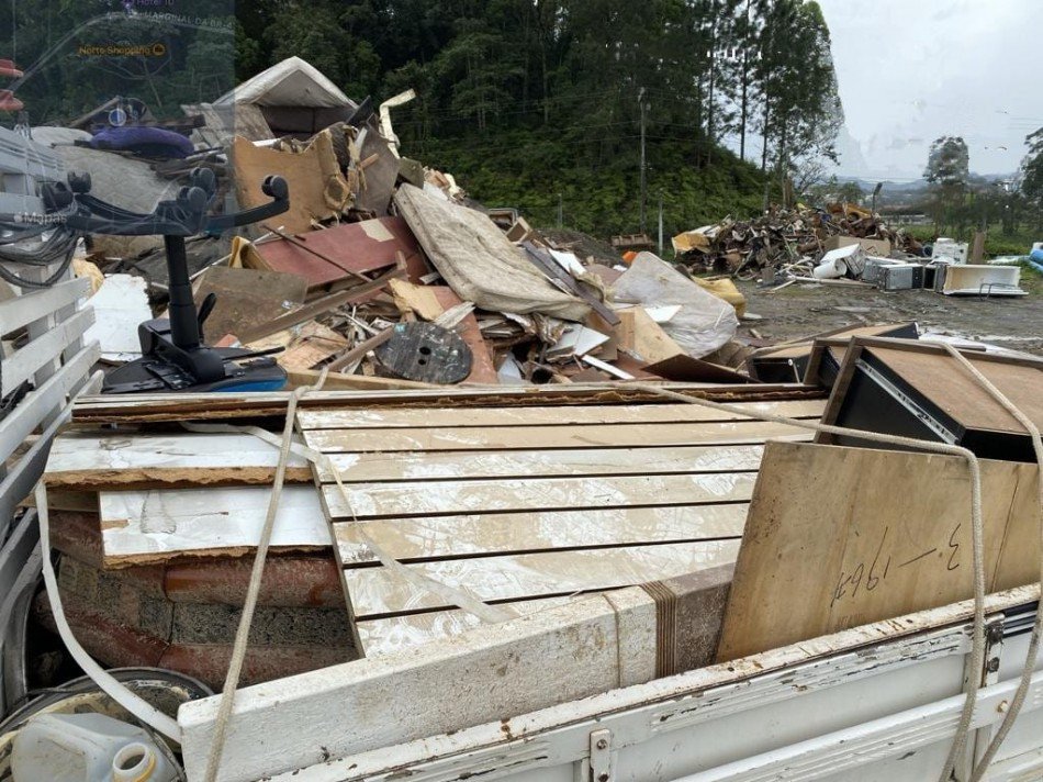 Após enchente, 10 toneladas de resíduos são recolhidas em Blumenau
