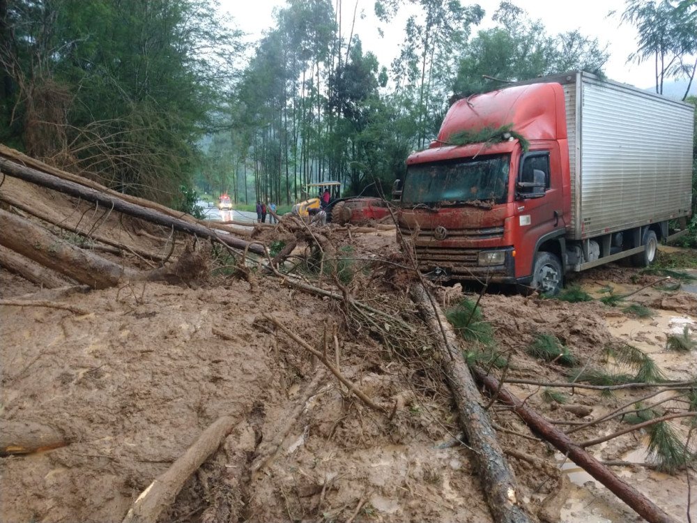 Deslizamento de terra atinge veículos e interdita trecho da SC-350 em Ituporanga