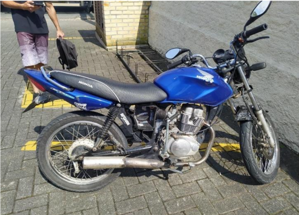 Placa adulterada de moto leva à prisão de jovem em Pomerode