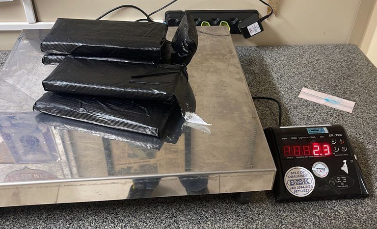 Homem é preso em flagrante com cocaína no aeroporto de Florianópolis