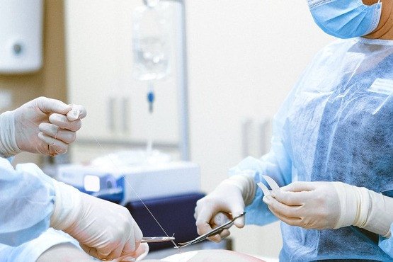 Médico terá que indenizar paciente que teve ovário saudável extraído por erro em SC
