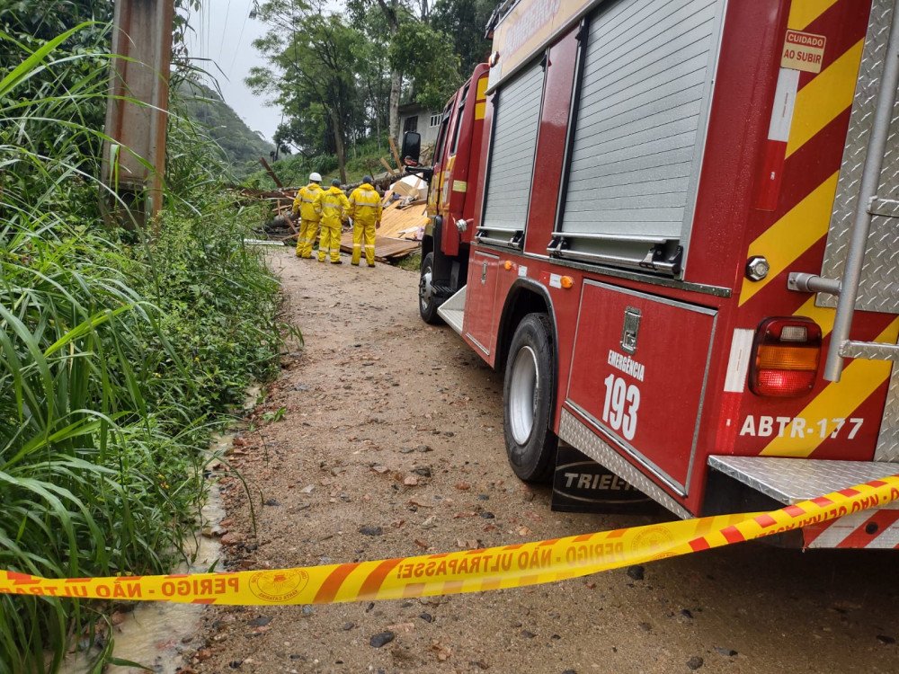 Vídeo: Árvore cai e atinge casa em Blumenau; duas pessoas ficam feridas