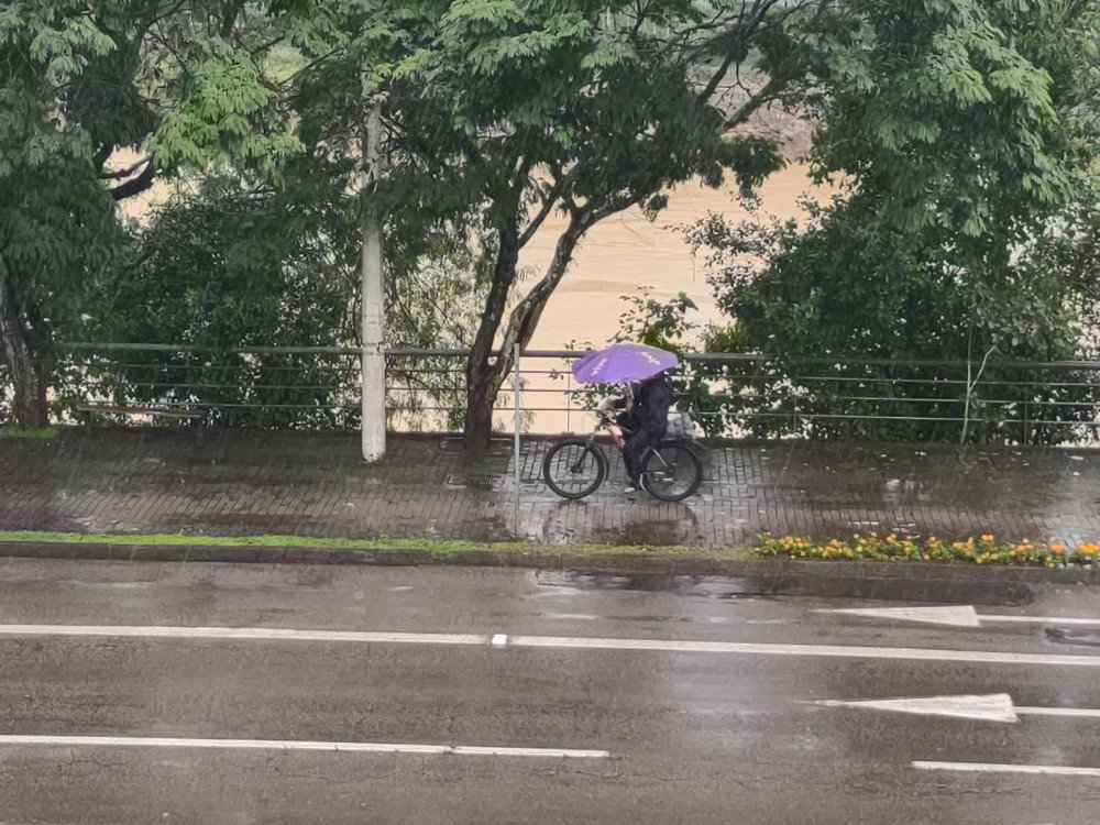 Ao vivo: Defesa Civil de Blumenau atualiza a situação das chuvas