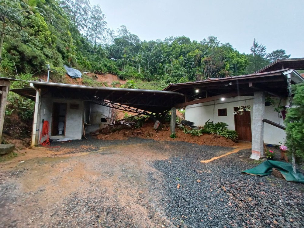Deslizamento de terra atinge casa em Benedito Novo