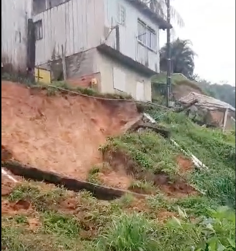 Vídeo: Deslizamento de terra atinge garagem de casa em Blumenau