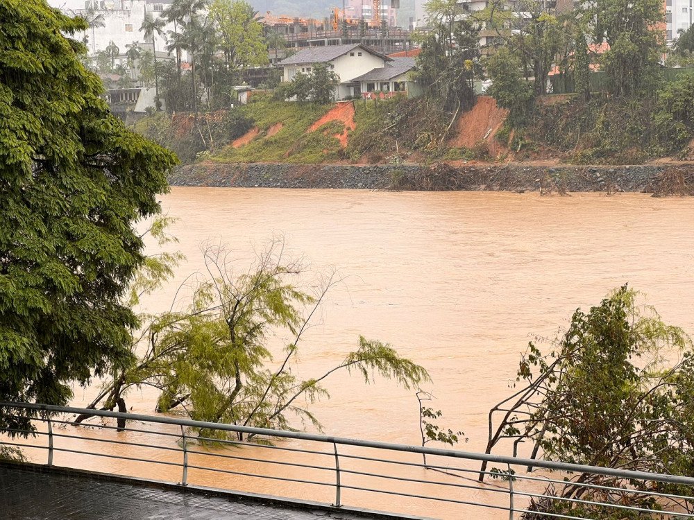 Rio Itajaí-Açu em Blumenau passa dos 8 metros e cidade confirma mais uma enchente nesta sexta-feira