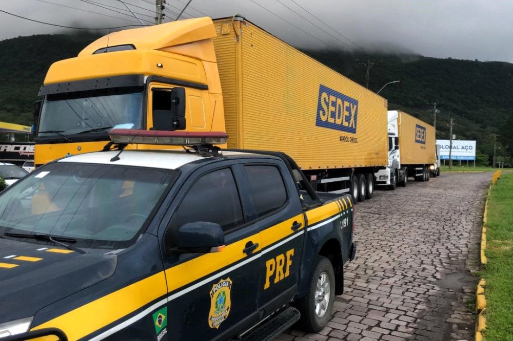 PRF faz escolta das carretas dos Correios que transportaram provas do Enem