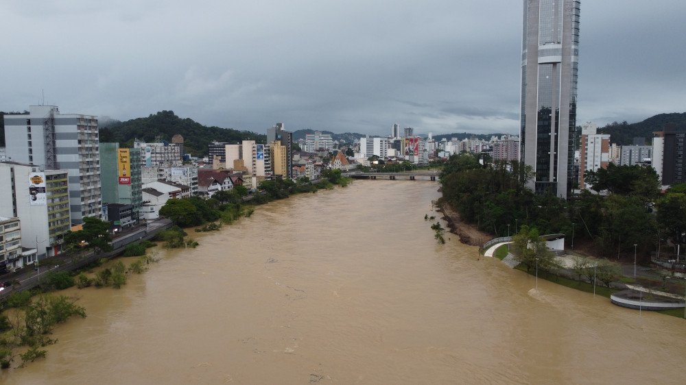 Nova projeção aponta que nível do rio Itajaí-Açu em Blumenau deve chegar a 9,60 metros às 22h desta sexta